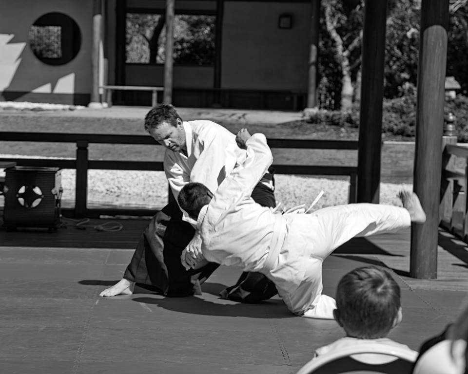 Aikido throw in action outdoors — TaiZenKan Dojo